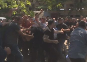 (ვიდეო) – “სუს-ის “ნასედკები” და საჯარო მოხელეები პენსიონერებს ესვრიან ქვებს” – რა მოხდა საგარეჯოში