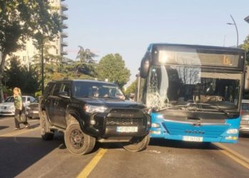 ვაკეში, ბასლაინზე საშვიანი ჯიპი ავტობუსს შეეჯახა