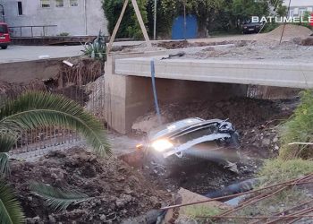 ბათუმში მანქანა არხში გადავარდა