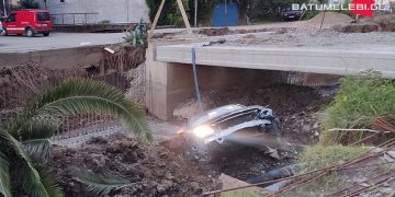 ბათუმში მანქანა არხში გადავარდა