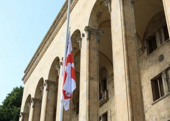 საქართველოში დღეს გლოვის დღეა – ადმინისტრაციულ შენობებზე სახელმწიფო დროშები დაუშვეს