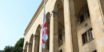 საქართველოში დღეს გლოვის დღეა – ადმინისტრაციულ შენობებზე სახელმწიფო დროშები დაუშვეს