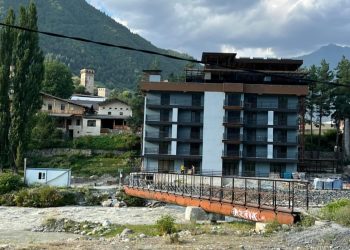 ,,მესტიაში, მდინარის პირას 7 სართულიანი შენობა“