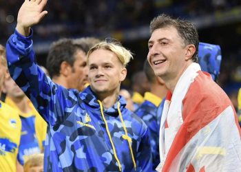 შოთა არველაძე უკრაინის მხარდასაჭერ მატჩში, საქართველოს დროშით გამოჩნდა – ფოტოები