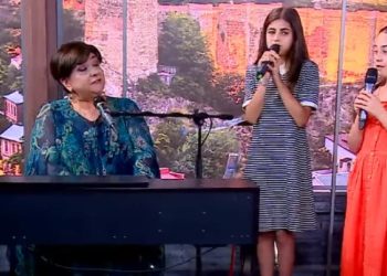 ნახეთ ულამაზესი სიმღერა თამრიკო ჭოხონელიძის და მისი შვილიშვილების შესრულებით (ვიდეო)