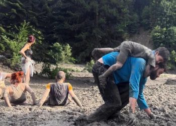 ვიდეო – ღვარცოფის პირველი წუთები და დავით ჯელაძე ბავშვით ზურგზე