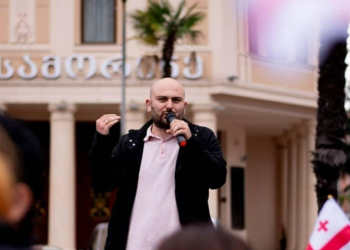 ბათუმში აქციაზე პოლიცია გენრი დოლიძეს ფიზიკურად გაუსწორდა – „დროა“