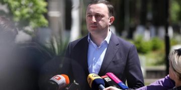 “გახსოვთ მთავარსარდალი, ჰალსტუხის ღეჭვა, გაქცეული თვითმფრინავის ხმის გამო წაქცეული, მიწაზე გართხმული – ძალიან დიდი სირცხვილი ჭამა” – ღარიბაშვილი