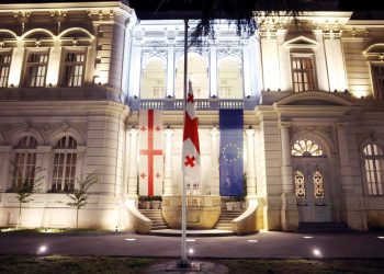 პრეზიდენტის სასახლეზე სახელმწიფო დროშა დაეშვა