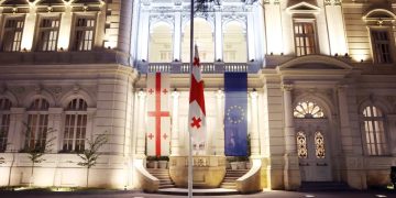 პრეზიდენტის სასახლეზე სახელმწიფო დროშა დაეშვა