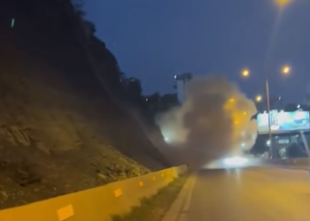 “თბილისში, ახალ გზაზე კლდე ჩამოინგრა, 2 წამით ავცდით” – ვიდეო