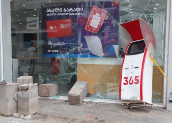 მარნეულში, ერთ-ერთი ბანკის ფილიალში მანქანა შევარდა