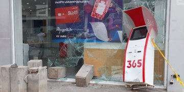 მარნეულში, ერთ-ერთი ბანკის ფილიალში მანქანა შევარდა