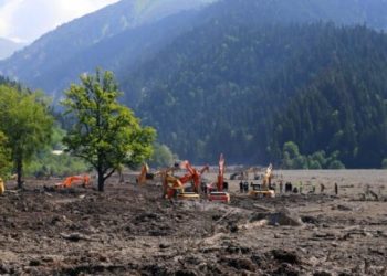 მაშველებმა ერთი ცხედარის გარდა, სხეულის ფრაგმენტი და რამდენიმე ცხოველის ლეში იპოვეს – რა ხდება სტიქიის ზონაში?