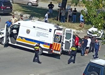 სასწრაფო დახმარების მანქანა მსუბუქ ავტომობილს შეეჯახა – დაშავებული მაშველებმა ამოიყვანეს