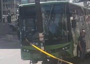 ავტობუსი განათების ბოძს დაეჯახა – ვიდეო