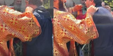 “ხოლო როდესაც ლოცულობთ, ნუ ემსგავსებით თვალთმაქცთ, რომელთაც უყვართ სინაგოგებსა თუ ქუჩის კუთხეში დგომა და ლოცვა, რათა თავი მოაჩვენონ ხალხს…“