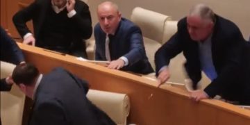 „არც გინებაზე უნდა დავიხიოთ უკან და საჭიროების შემთხვევაში, ვცემოთ კიდეც… ხალხმა ჩვენი ძალა უნდა დაინახოს“ – რა მითითებები აქვთ „ოცნების“ დეპუტატებს