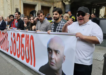 „დააკავეთ რუსეთის აგენტი ოთარ ფარცხალაძე!“ – პარლამენტთან აქცია იმართება