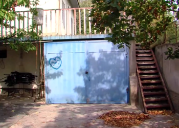 “აქ ვერ ამოიტანდა მარტო გვამს, შანსი არ არის” – რას ჰყვებიან მამის მკვლელობაში ბრალდებულის ნათესავები მედიასთან