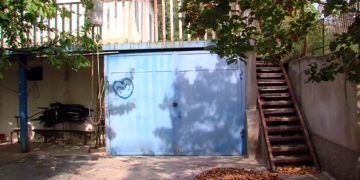 “აქ ვერ ამოიტანდა მარტო გვამს, შანსი არ არის” – რას ჰყვებიან მამის მკვლელობაში ბრალდებულის ნათესავები მედიასთან