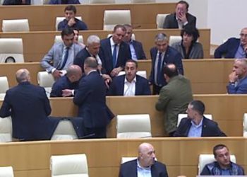 (ვიდეო) – “ხელი მოკიდეთ და დაატოვებინეთ დარბაზი” – პაპუაშვილი