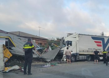 ზესტაფონში ტრაილერი სწრაფი კვების ობიექტში შევარდა