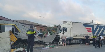 ზესტაფონში ტრაილერი სწრაფი კვების ობიექტში შევარდა