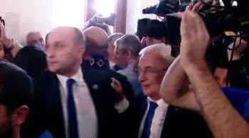 (ვიდეო) – “გაეთრიე… კობახიძე გაიქეცი” – რა ხდება პარლამენტში