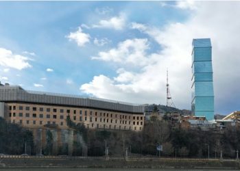 როგორ “შემოენგრა” “ოცნების” დეპუტატს თბილისის ისტორიული კედელი