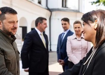 “დიდება სომხეთს, დიდება უკრაინას” – ნიკოლ ფაშინიანის ცოლი კიევშია