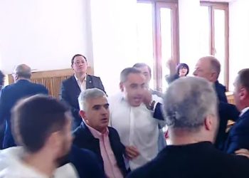 (ვიდეო) – “შენი დედას შევე@ი, შე @ლეო”; “ნაბი@ვარო” – გინება და ცემა პარლამენტში