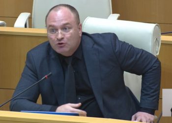 ,,ტყუილის თქმა წესად ექცა თეონა აქუბარდიას, ამ უსინდისო და სამარცხვინო მატყუარას“ – ირაკლი ბერაია