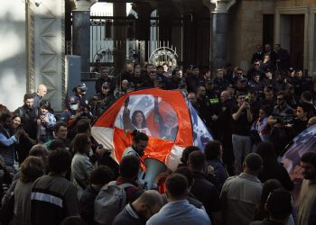 “არ ვიშლებით, გელოდებით!” – ახალგაზრდები რუსთაველის გამზირიდან
