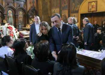 (ფოტოები) ირაკლი ღარიბაშვილი, მეუღლესთან ერთად, თენგიზ არჩვაძის დაკრძალვაზე იმყოფებოდა