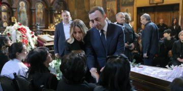 (ფოტოები) ირაკლი ღარიბაშვილი, მეუღლესთან ერთად, თენგიზ არჩვაძის დაკრძალვაზე იმყოფებოდა