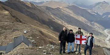 (ვიდეო) – ქართული დროშა წმ. გიორგის ლომისაზე – ტიტე გედენიძე