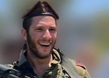 „კიდევ ერთ დიდებულ გმირ სამხედროზე უნდა დავწერო… ტყვია თავში მოხვდა, რამაც ტვინი დააზიანა, ბიჭი არ დანებდა. 20 წუთი კიდევ ისროდა“