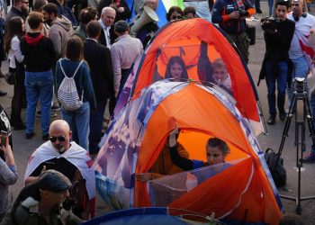 კარვების აკრძალვის კანონი პარლამენტმა მესამე მოსმენით დაამტკიცა