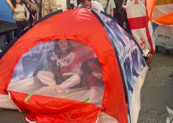 პარლამენტთან აქციის მონაწილეებმა კარვები გაშალეს – დეტალები