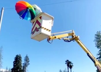 ფერად ქოლგებთან “ომი” წალენჯიხაში – ვიდეო