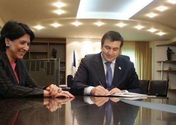 „პრეზიდენტს „ნაციონალები“ სააკაშვილის შეწყალებას სწორედ იმ დროისთვის სთხოვენ, როცა სამუშაო საათები დასრულებული იქნება…“ – რას ამბობენ კულუარებში