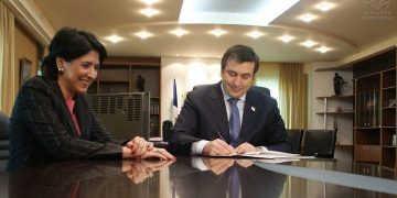 „პრეზიდენტს „ნაციონალები“ სააკაშვილის შეწყალებას სწორედ იმ დროისთვის სთხოვენ, როცა სამუშაო საათები დასრულებული იქნება…“ – რას ამბობენ კულუარებში