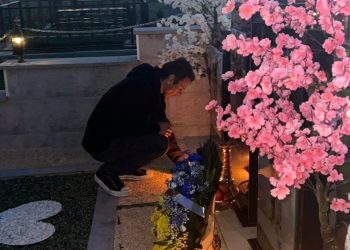 “მხოლოდ უკრაინელები არ სწირავენ ყველაზე ძვირფასს სიბნელეზე სინათლის გამარჯვებისთვის” – სვიატოსლავ ვაკარჩუკი ტყვიავში უკრაინაში დაღუპული ქართველი ჯარისკაცის საფლავზე იმყოფებოდა