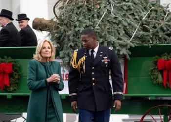 თეთრ სახლში საახალწლო ნაძვის ხე მიიტანეს