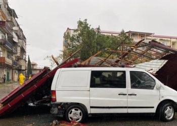 სტიქია ფოთში – კადრები ადგილიდან, სადაც ძლიერმა ქარმა კორპუს სახურავი გადახადა და 10-მდე მანქანა დააზიანა