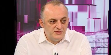 “ორი ლოდი ენმ–ს კისერზე” – რას წერს მურთაზ ზოდელავა