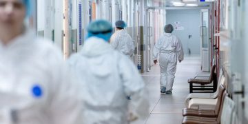 1 წლის ბავშვი მე-18 სართულიდან გადავარდა და გადარჩა – ნახევარი საათი მიწაზე ეგდო და ყურადღებას არავინ აქცევდა – რუსეთი