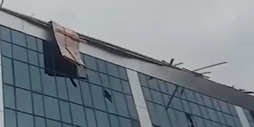 ბათუმში ძლიერმა ქარმა შოთა რუსთაველის სახელმწიფო უნივერსიტეტის სახურავი დააზიანა