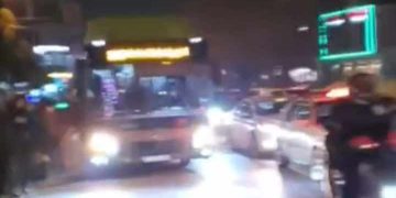 “ავტობუსის მომლოდინე მოსახლეობამ გზა გადაკეტა” – ვიდეო